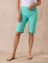 Bermuda color beige en gabardina elastizada, con pretina ancha elastizada, bolsillos simulados en la parte delantera y bolsillos aplicados en la parte trasera.