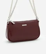 Bolso baguette pequeño de material sintético texturizado color borgoña con asas de cadena.