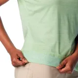 Remera deportiva Columbia color gris con estampado de líneas horizontales y logo de la marca en el pecho.