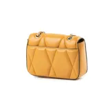 Bandolera color camel de cuero sintético acolchado con diseño geométrico. Tiene correa regulable con cadena plateada, cierre con solapa y broche metálico plateado, un compartimento principal, un bolsillo interno con cierre y un bolsillo interno abierto.