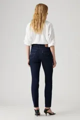 Jeans de tiro alto color azul oscuro, ajustados en cadera y muslos, con pierna recta y cierre de cremallera.