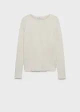 Sweater de punto fino color beige, con cuello redondo y mangas largas.