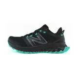 Championes de trail running New Balance, color negro con detalles en gris y suela turquesa.