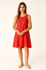 Vestido rojo de lino, corte suelto, sin mangas y cuello redondo.