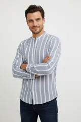 Camisa de algodón a rayas verticales azules y blancas, corte holgado, con botones y cuello mao.