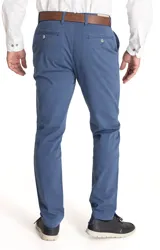Pantalón chino verde militar de corte recto con tecnología Natural Flex.