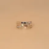 Anillo ancho de plata 925 con diseño de bandas cruzadas y detalles de circonias.