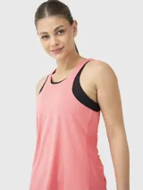 Musculosa deportiva color coral con espalda racerback y tirantes elasticados con logo.