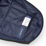 Mochila verde militar de poliéster reciclado, con capacidad para laptops de hasta 15,6 pulgadas. Cuenta con bolsillos frontales con cierre, cinturón para valija en la parte trasera y tela a prueba de agua.