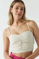 Top rústico color beige con frunces y tirantes finos, ideal para temperaturas cálidas.