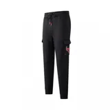 Pantalón de jogging negro con puños ajustados, cintura elástica con cordón y bolsillos laterales. Presenta un bolsillo cargo en la pierna derecha con el logo de los Chicago Bulls.