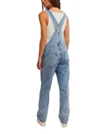 Jardinero de denim azul con silueta holgada, bolsillos delanteros, laterales y traseros, tirantes ajustables con enganche clásico y cierre lateral de botones.