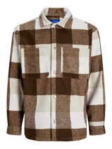 Sobrecamisa Jack & Jones de manga larga con cierre de botones, bolsillos en el pecho y corte relajado. Diseño a cuadros grandes en tonos marrón y beige.