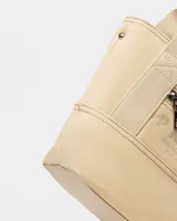 Bandolera de nylon negro con diseño gráfico de la marca y cierre frontal.