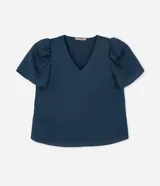 Blusa de crepé color azul petróleo, con escote en V y mangas cortas abullonadas.