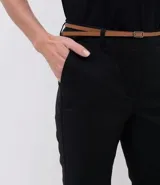 Pantalón cigarrete negro de algodón con cinturón fino marrón.