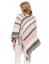 Poncho de tejido de punto color beige y salmón con diseño de rayas diagonales y cuello en V. Presenta terminación con flecos en el ruedo.