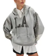 Hoodie gris de algodón y poliéster con capucha, bolsillo canguro y estampado frontal con las letras "L.A.". Presenta apliques de pedrería en forma de rombos a lo largo de las mangas y en el borde de la capucha.