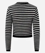 Sweater de punto con rayas horizontales en blanco y negro, con cuello redondo y manga larga. Presenta una estrella blanca en el centro del pecho.