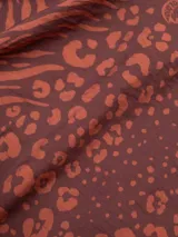 Short negro con estampado de aves blancas, cintura elastizada, pliegues al frente y bolsillos laterales.