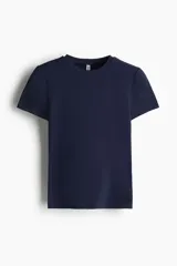 Remera azul marino entallada de punto elástico, con cuello redondo fino ribeteado y bajo recto.
