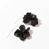 Aros colgantes con forma de flor color negro y gancho dorado.