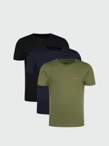 Remera verde militar de manga corta con logo bordado en rojo en el pecho.