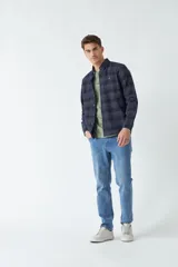 Camisa de pana a cuadros azul marino y rojo, de manga larga, con fit regular, cartera con botones y bolsillos con botones.