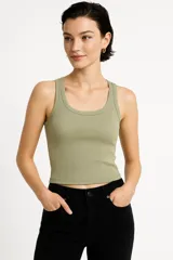 Musculosa verde oliva de algodón, con breteles anchos y cuello redondo.