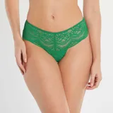 Braguita brasileña de encaje verde con transparencias.
