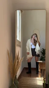 Chal color crema tejido a mano en lana merino peinada con flecos.