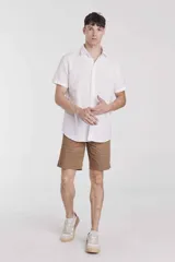 Bermuda de gabardina color marrón claro, corte recto y bolsillos laterales.