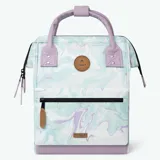 Mochila con diseño de mármol en tonos verde y lila, con sistema MOLLE y compartimento acolchado.