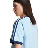 Remera celeste de corte clásico con cuello redondo y mangas cortas con ribete azul marino. Presenta las tres tiras características de Adidas en azul marino en los hombros y el logo bordado en el pecho.