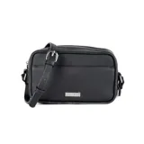 Bandolera negra rectangular de símil cuero, con correa larga regulable y cierre superior.