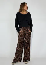 Pantalón palazzo con estampado animal print de cebra en tonos marrones y negros.
