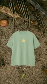 Remerón verde con estampa en la espalda de un sol con ondas y la frase "Classy Waves".