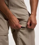 Pantalón paper touch color verde militar, con bolsillos laterales, cintura elástica y cordón de ajuste. Se convierte en bermuda gracias a un cierre a la altura de la rodilla.