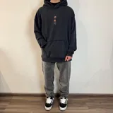 Canguro negro con capucha y corte oversize. Estampado en la espalda con el logo de la marca Underwave Brand, un cangrejo y la frase "Surf N' Destroy Praise The Sea To It's Edge".