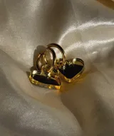 Par de aros dorados con forma de corazón.