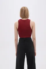 Top blanco de morley, corte crop y breteles anchos.