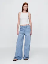 Musculosa roja de algodón con textura acanalada, corte ajustado y breteles finos.