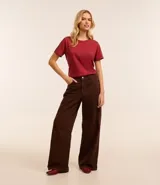 Blusa básica de algodón color tostado, de manga corta con dobladillo y nudo frontal.