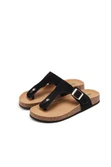 Sandalias tipo ojotas color marrón con base de corcho y tiras negras con hebilla plateada.