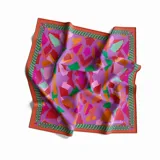 Pañuelo cuadrado de seda con estampado caleidoscópico multicolor en tonos orquídea, naranja, verde y rojo. Edición limitada de 10 unidades.