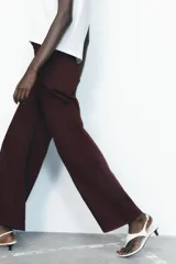 Pantalón de jean azul oscuro, de tiro alto y corte wide leg.