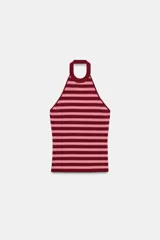 Top de punto a rayas horizontales color borgoña y rosa claro, con cuello halter y espalda descubierta.