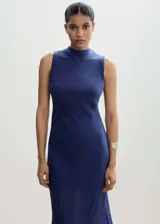 Vestido midi azul con cuello alto y sin mangas.