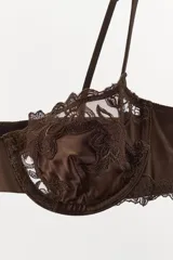 Sujetador con aros color marrón chocolate, confeccionado en tejido satinado con escote corazón y tirantes finos ajustables. Presenta bordados florales y aplicación de encaje a tono. Cierre en espalda con ganchos metálicos.