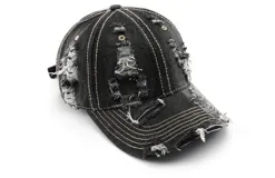 Pack de gorros tipo baseball, con visera y corona, confeccionados en tela de jean con efecto desgastado y roturas. Se muestran tres tonos: azul oscuro, azul claro y negro.